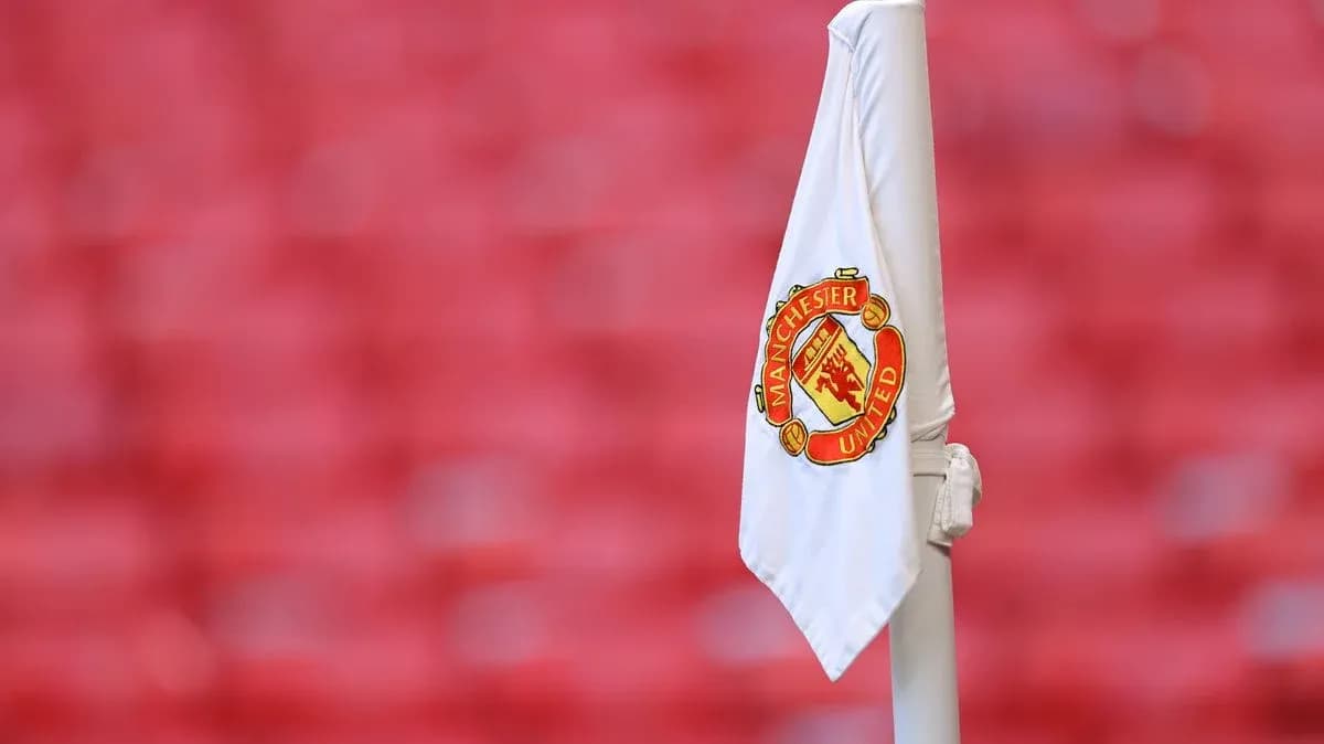 Esquina con bandera de Manchester United en el estadio Esquina con bandera de Manchester United en el estadio