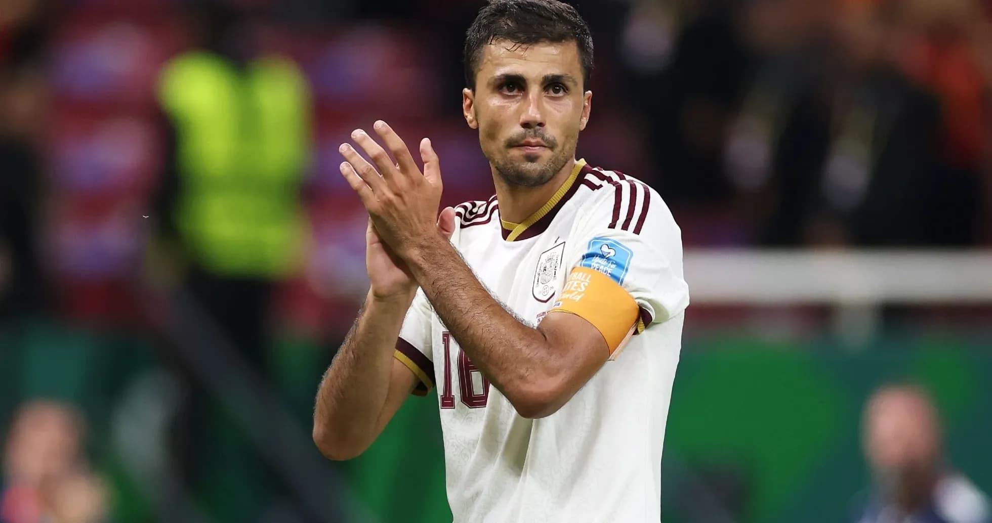 Jugador aplaudiendo con camiseta de la selección española Jugador aplaudiendo con camiseta de la selección española