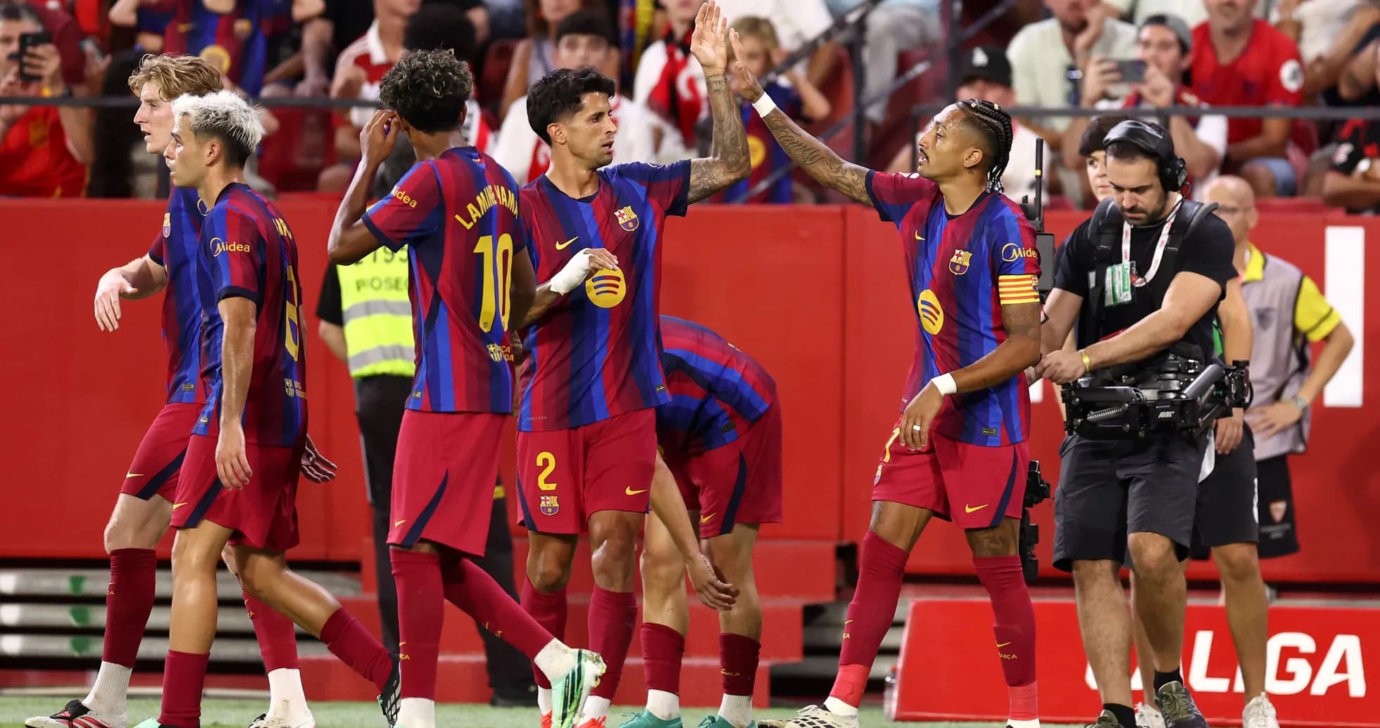 Jugadores del FC Barcelona celebrando un gol en el partido Jugadores del FC Barcelona celebrando un gol en el partido