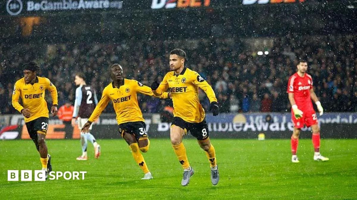 Jugadores de Wolverhampton celebrando un gol en lluvia Jugadores de Wolverhampton celebrando un gol en lluvia