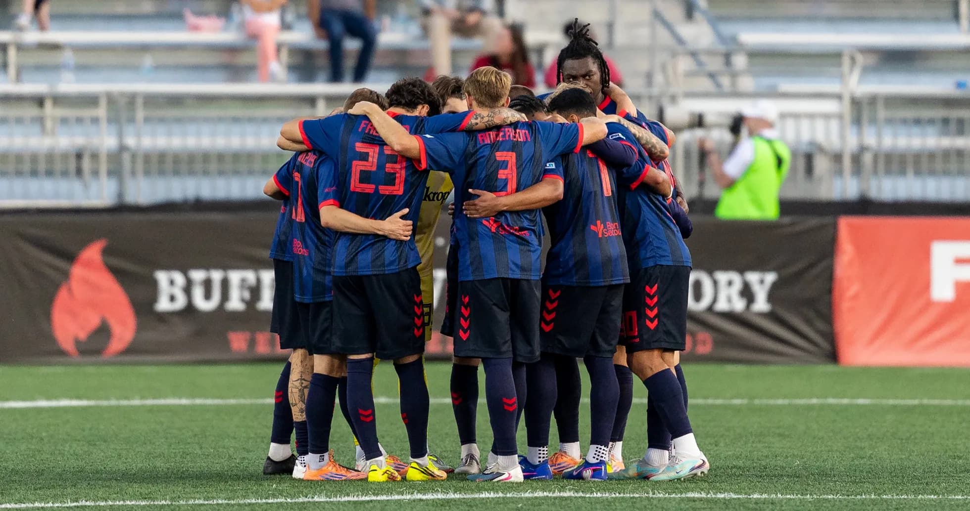 Jugadores de Loudoun United en círculo antes del partido Jugadores de Loudoun United en círculo antes del partido