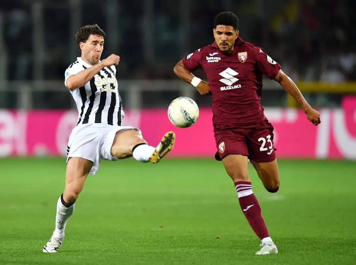 Jugador de Juventus intentando golpear el balón Jugador de Juventus intentando golpear el balón