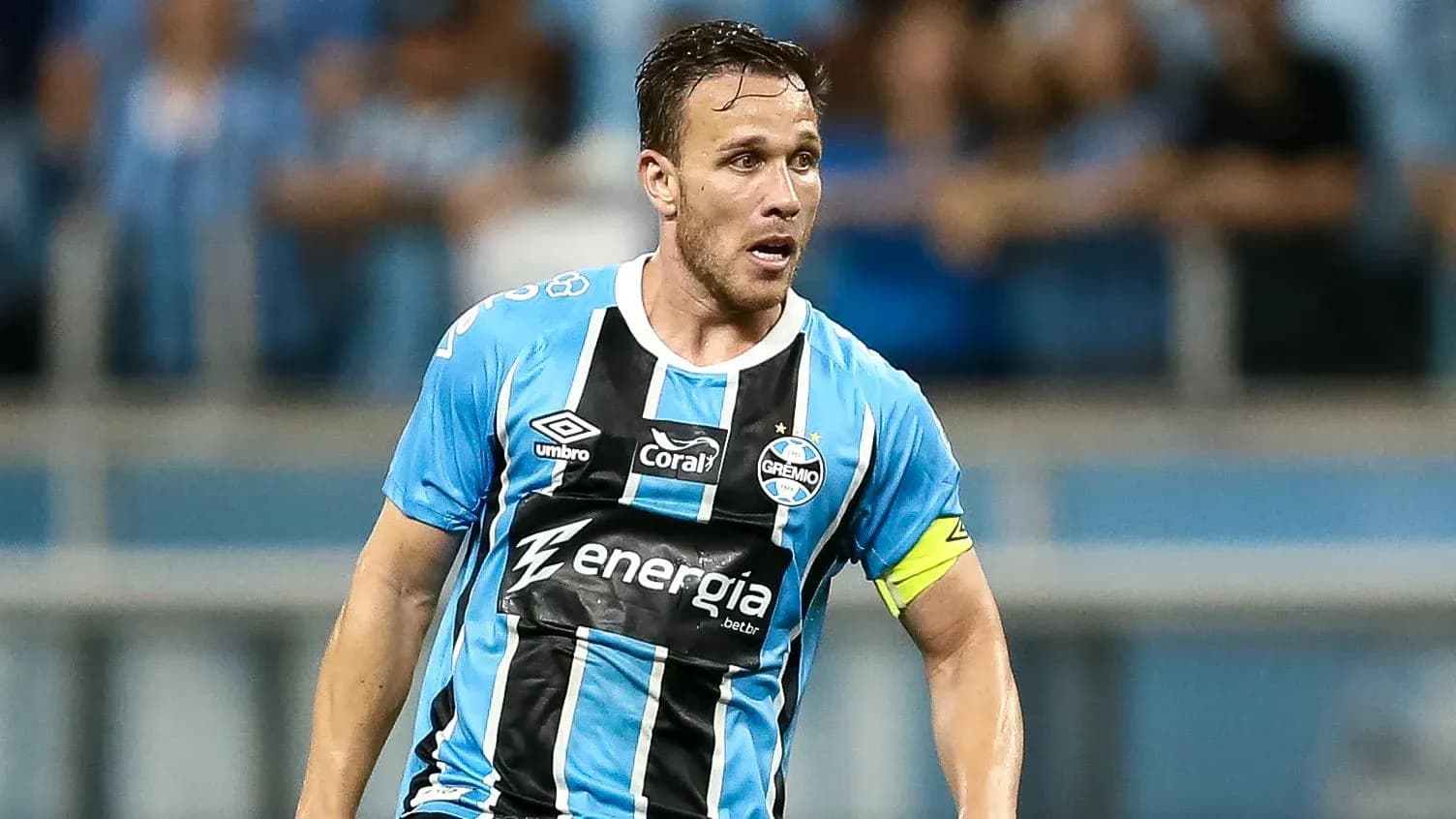 Jugador de Grêmio en acción durante el partido Jugador de Grêmio en acción durante el partido