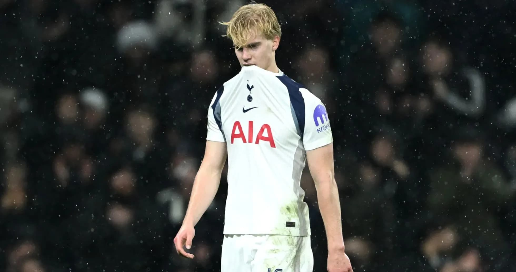 Jugador de Tottenham con camiseta manchada en el campo Jugador de Tottenham con camiseta manchada en el campo