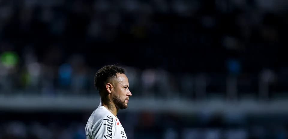 Jugador de fútbol en perfil durante partido Jugador de fútbol en perfil durante partido