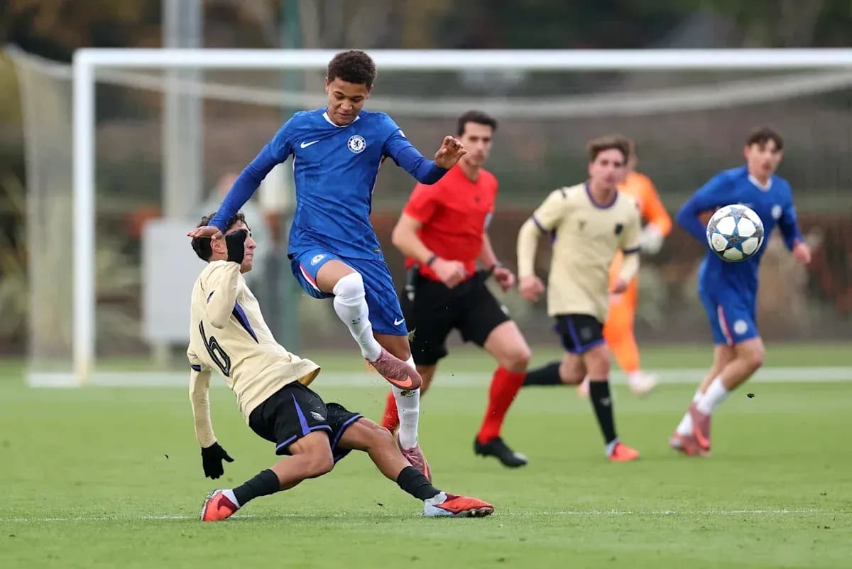 Jugador de Chelsea supera a oponente en el campo Jugador de Chelsea supera a oponente en el campo