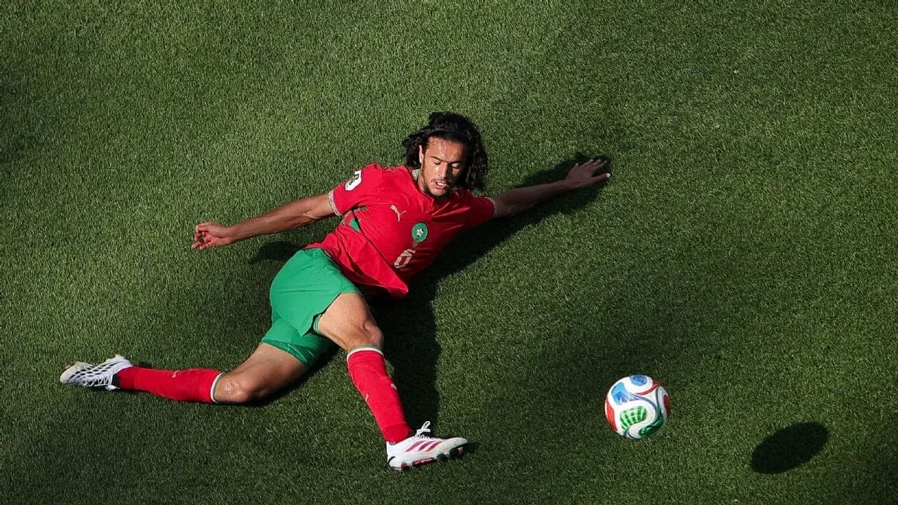 Jugador de Marruecos en el suelo buscando el balón Jugador de Marruecos en el suelo buscando el balón