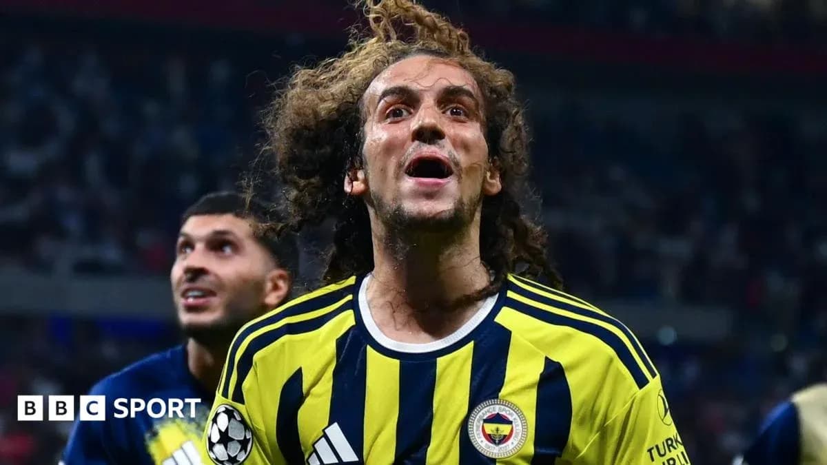 Jugador de Fenerbahçe celebrando un gol en partido Jugador de Fenerbahçe celebrando un gol en partido