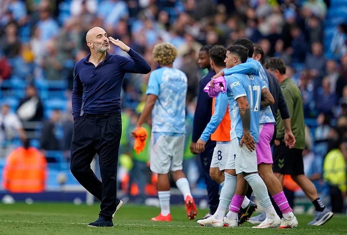 Pep Guardiola celebrando con sus jugadores Pep Guardiola celebrando con sus jugadores