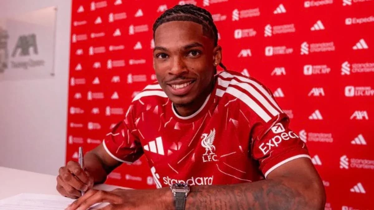 Jugador de Liverpool firmando contrato en sala de prensa Jugador de Liverpool firmando contrato en sala de prensa