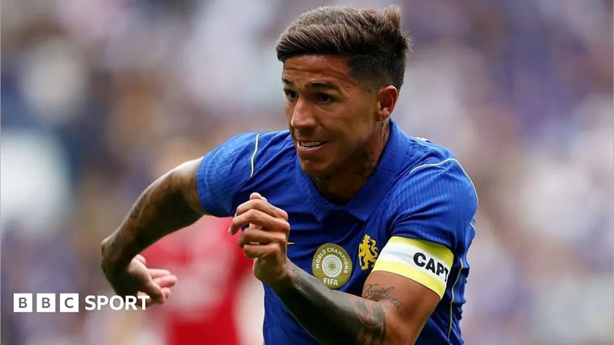 Jugador corriendo con camiseta de Chelsea y cinta de capitán Jugador corriendo con camiseta de Chelsea y cinta de capitán