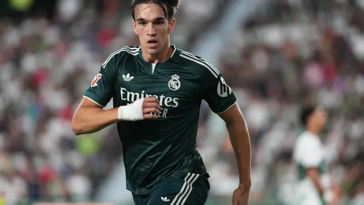 Jugador del Real Madrid corriendo en el campo Jugador del Real Madrid corriendo en el campo
