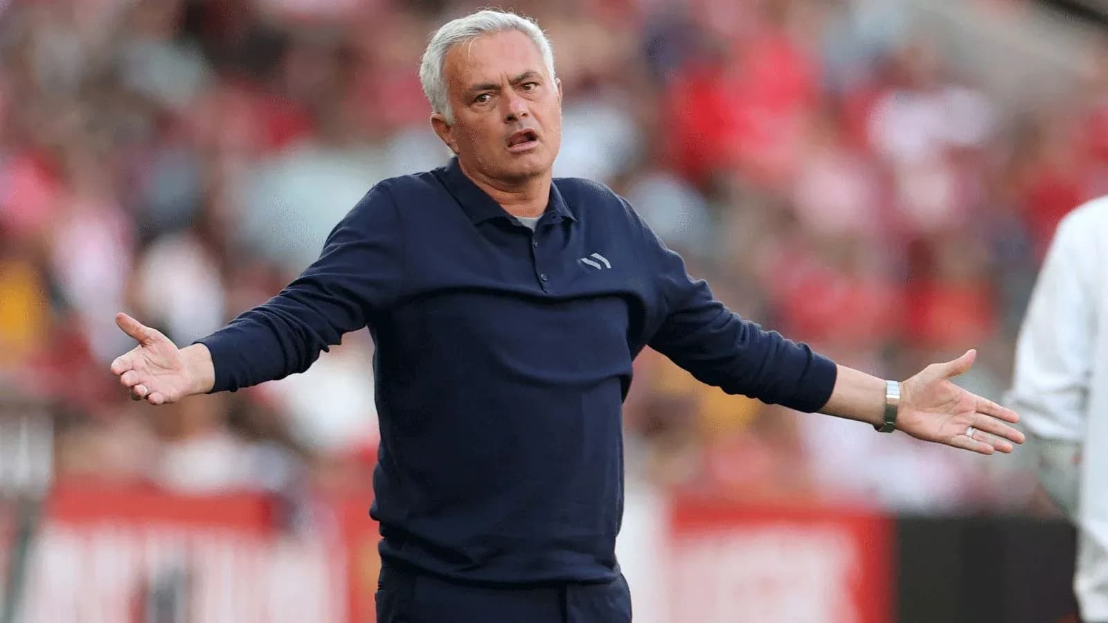 Entrenador gesticulando en el campo durante el partido Entrenador gesticulando en el campo durante el partido