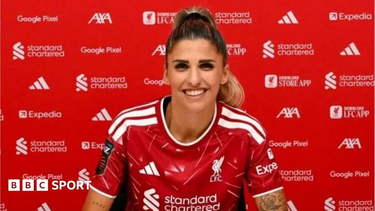 Jugadora de Liverpool posando en conferencia de prensa Jugadora de Liverpool posando en conferencia de prensa