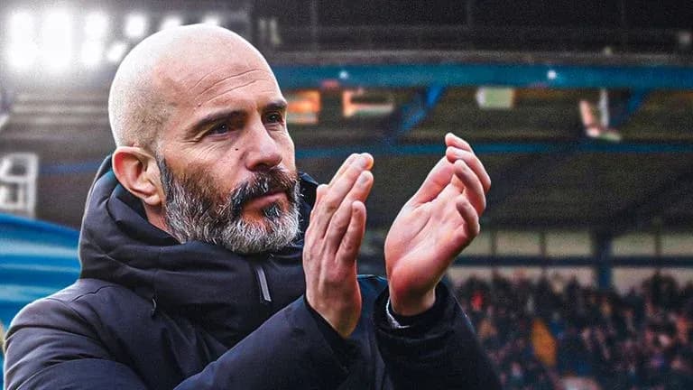 Entrenador aplaudiendo en el estadio durante el partido Entrenador aplaudiendo en el estadio durante el partido
