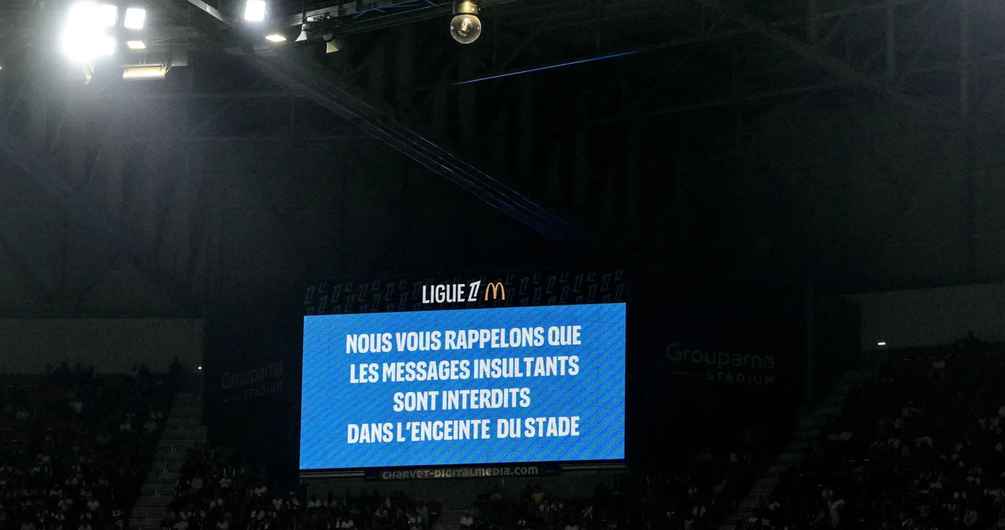 Pantalla mostrando advertencia sobre mensajes insultantes Pantalla mostrando advertencia sobre mensajes insultantes