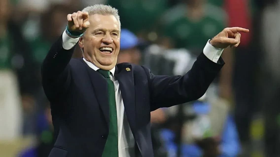 Entrenador celebrando y señalando durante el partido Entrenador celebrando y señalando durante el partido