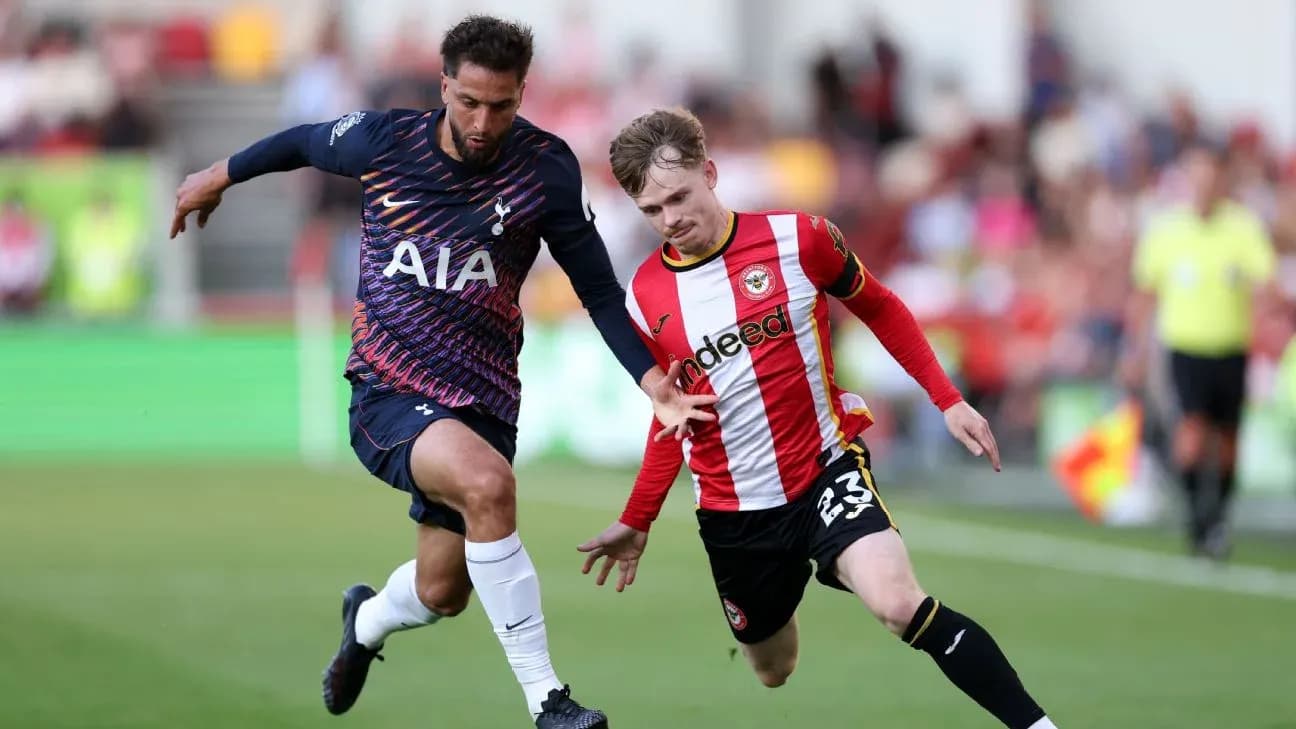 Jugador de Brentford persigue a jugador de Tottenham Jugador de Brentford persigue a jugador de Tottenham