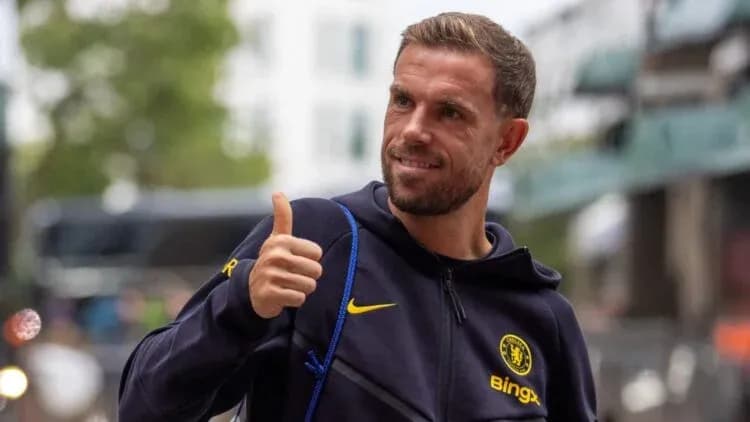 Jugador de Chelsea saludando con pulgar arriba Jugador de Chelsea saludando con pulgar arriba