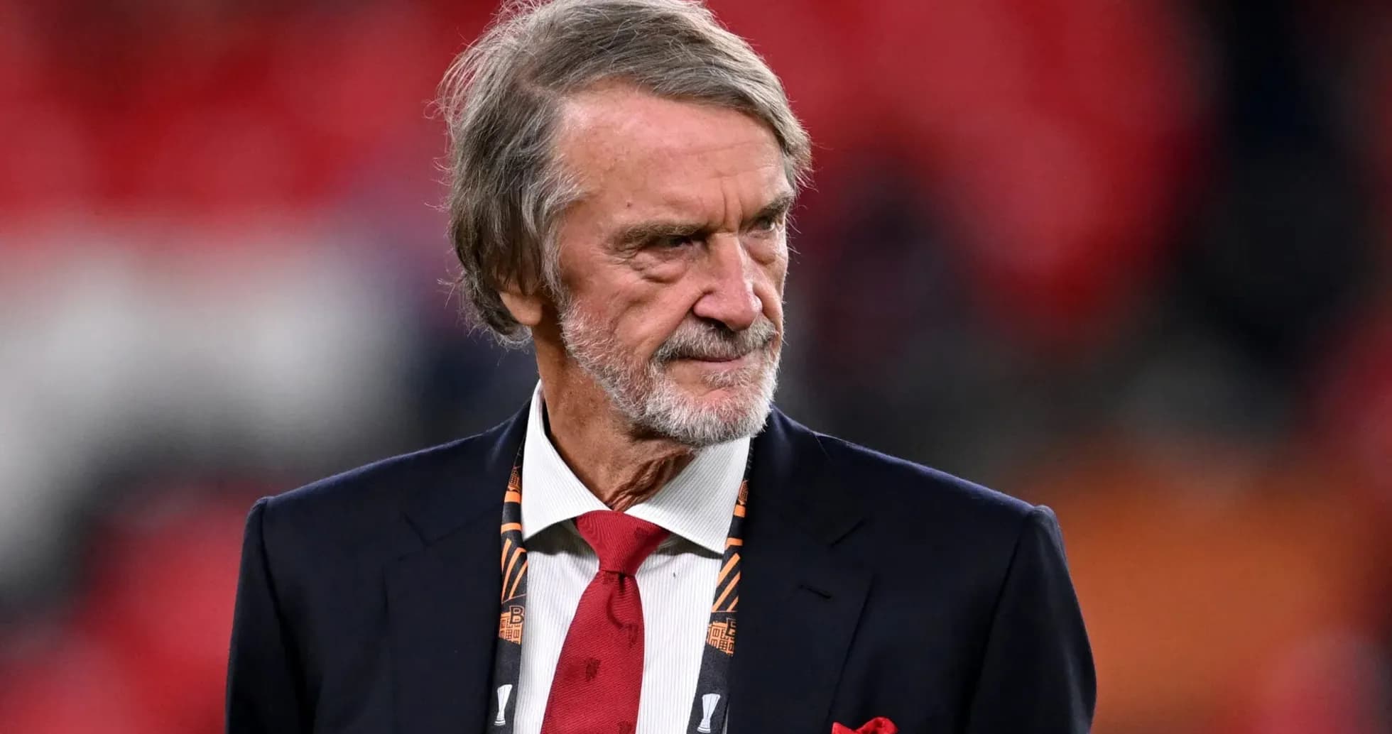 Hombre mayor con traje en evento deportivo Hombre mayor con traje en evento deportivo