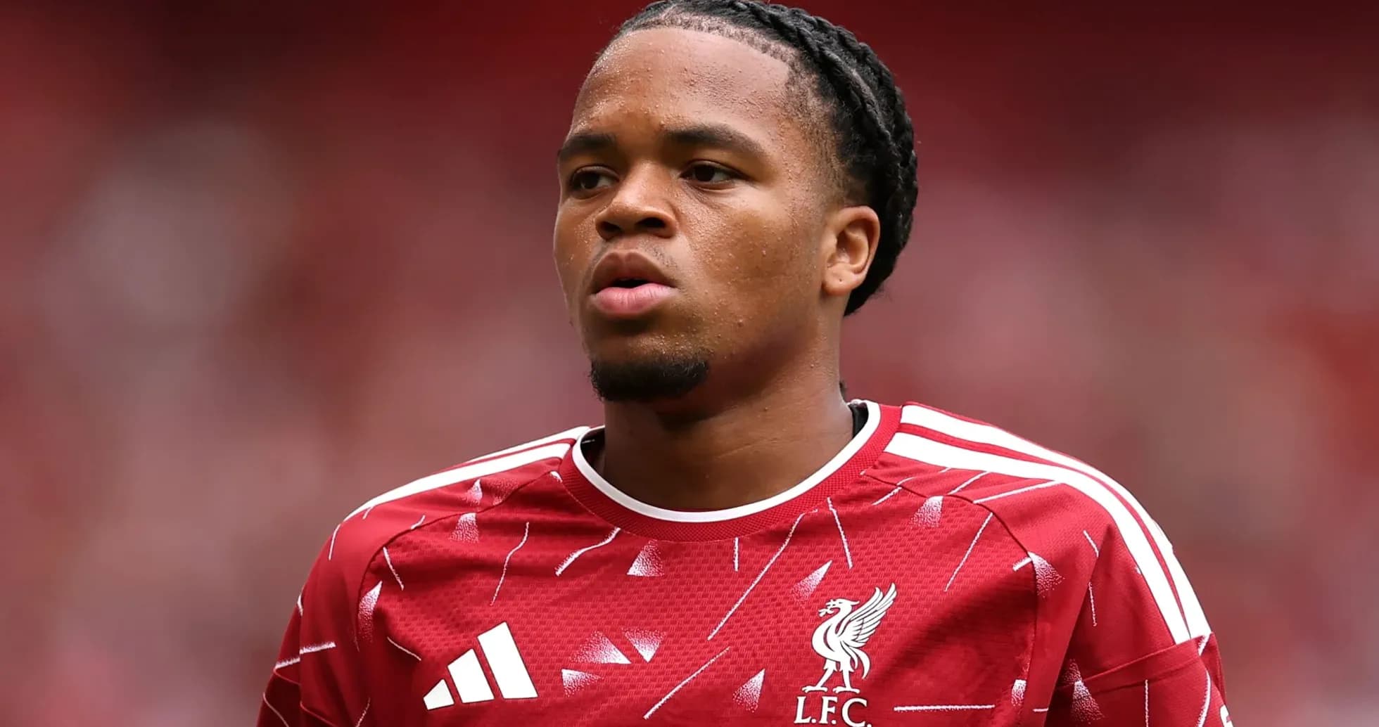 Jugador de Liverpool en camiseta roja durante partido Jugador de Liverpool en camiseta roja durante partido