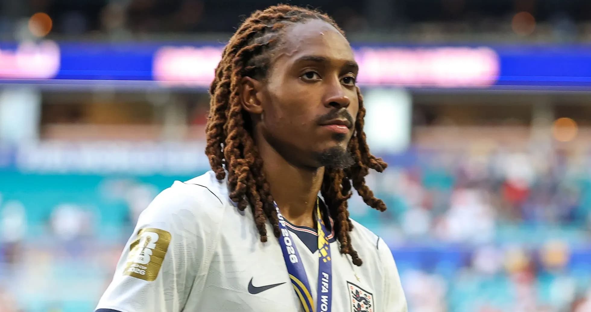 Jugador de Inglaterra con medalla después del partido Jugador de Inglaterra con medalla después del partido