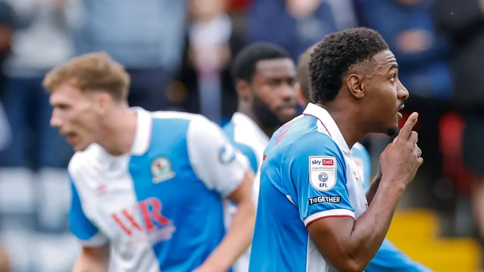 Jugador de Blackburn Rovers celebra con gesto de silencio Jugador de Blackburn Rovers celebra con gesto de silencio