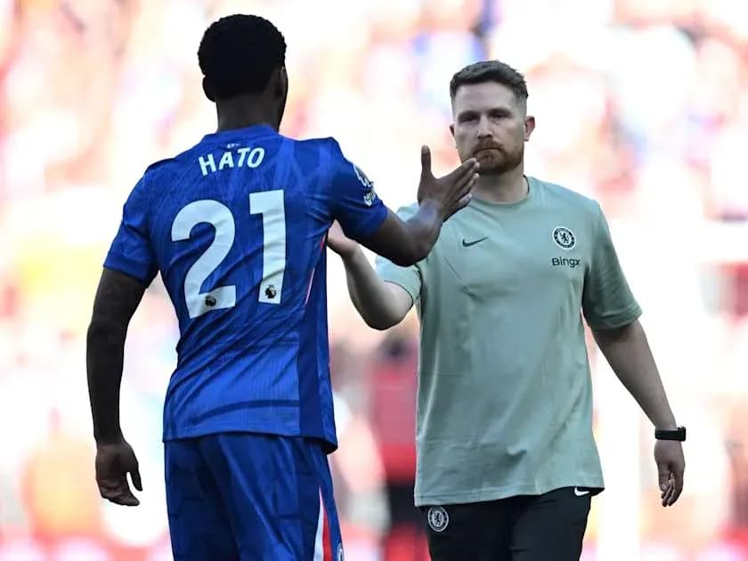 Jugador de Chelsea saludando a entrenador tras partido Jugador de Chelsea saludando a entrenador tras partido