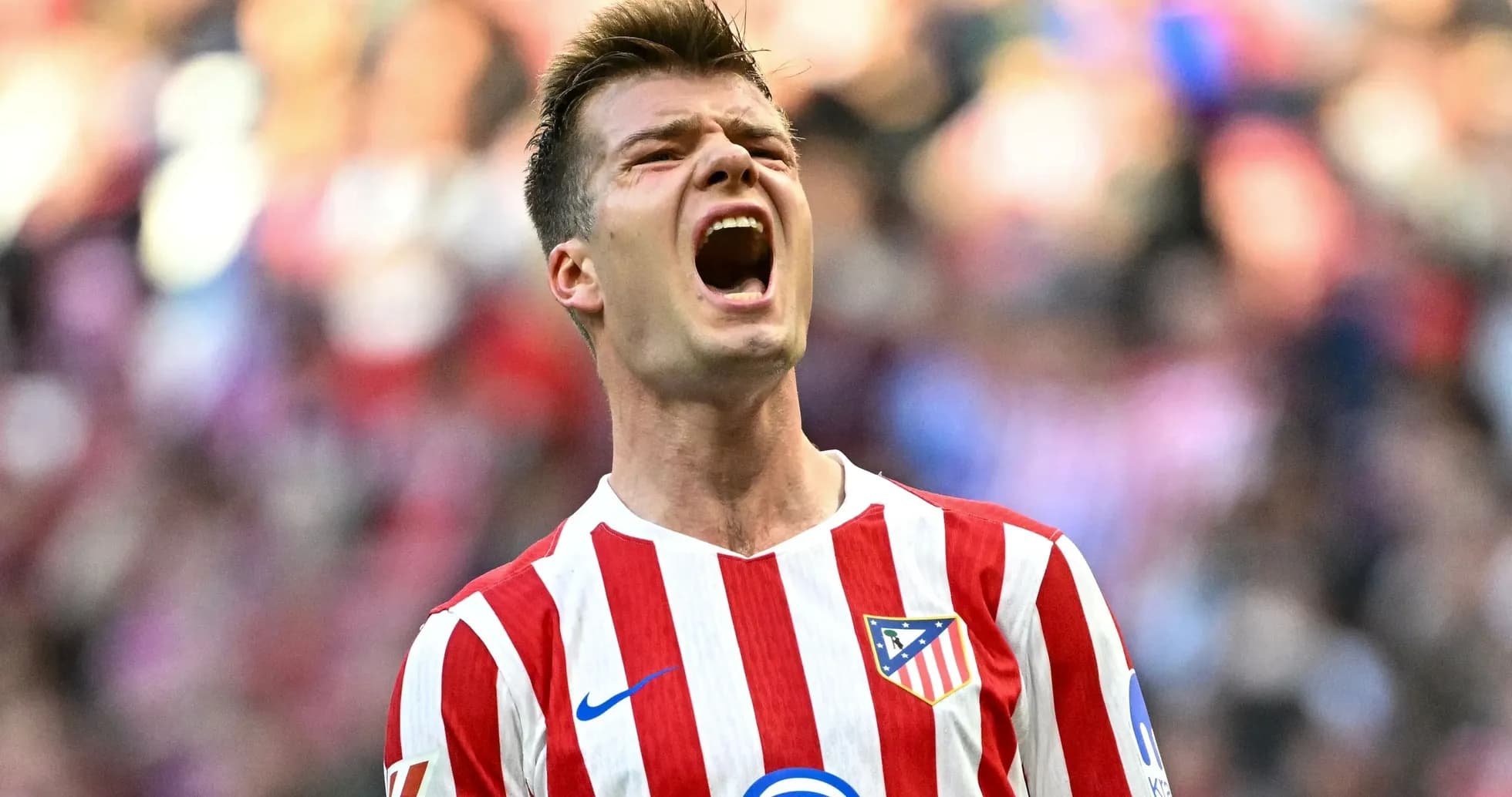 Jugador de Atlético de Madrid gritando en el campo Jugador de Atlético de Madrid gritando en el campo