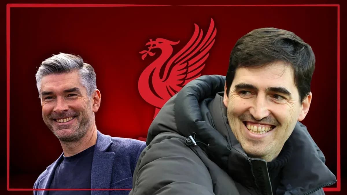 Dos entrenadores sonriendo con logo de Liverpool de fondo Dos entrenadores sonriendo con logo de Liverpool de fondo