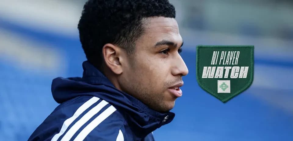 Jugador en perfil durante calentamiento previo al partido Jugador en perfil durante calentamiento previo al partido