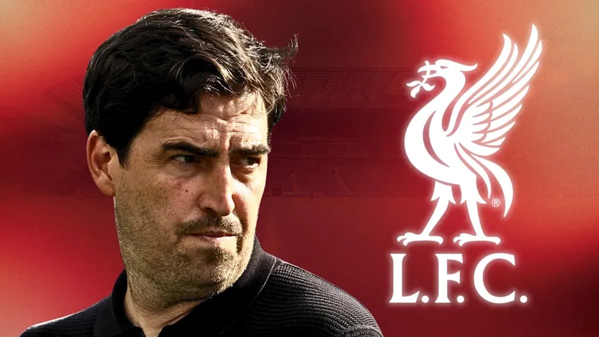 Entrenador con logo de Liverpool de fondo Entrenador con logo de Liverpool de fondo