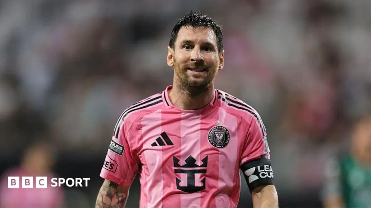 Jugador de fútbol en camiseta rosa sonriente Jugador de fútbol en camiseta rosa sonriente