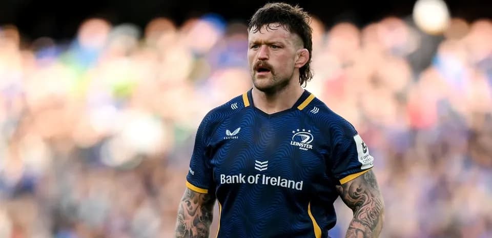 Jugador de rugby de Leinster en el campo Jugador de rugby de Leinster en el campo