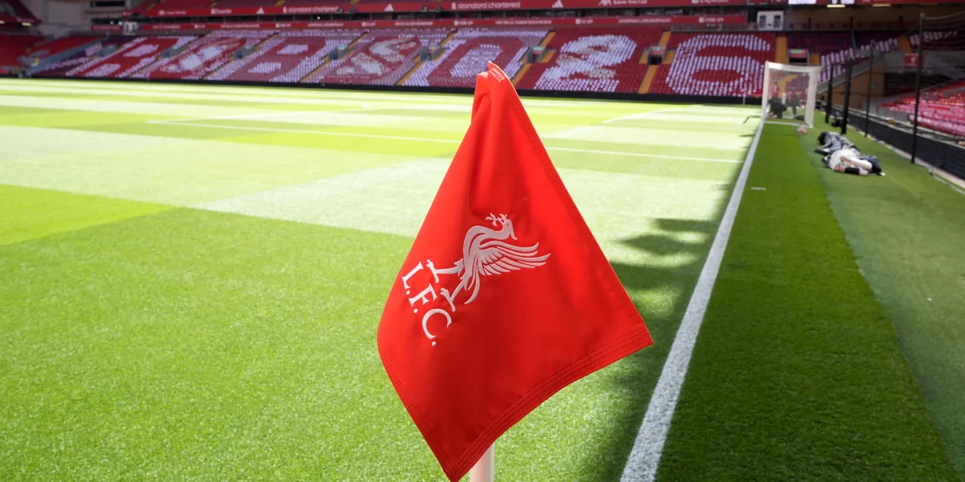 Esquina con bandera del Liverpool en el campo Esquina con bandera del Liverpool en el campo