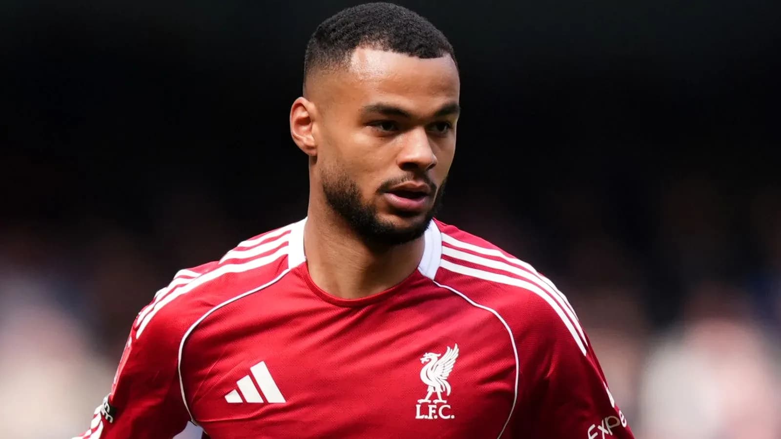 Jugador de Liverpool con camiseta roja en acción Jugador de Liverpool con camiseta roja en acción