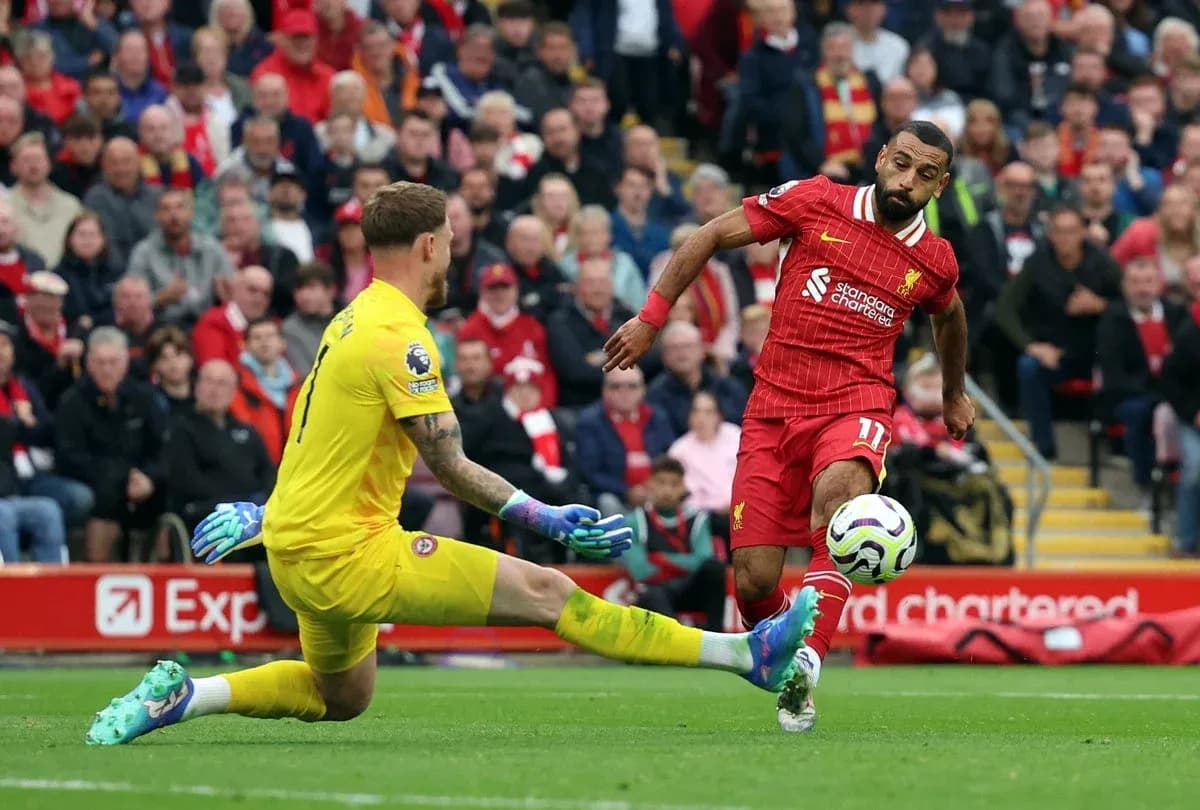 Jugador de Liverpool desafiando al portero de Brentford Jugador de Liverpool desafiando al portero de Brentford