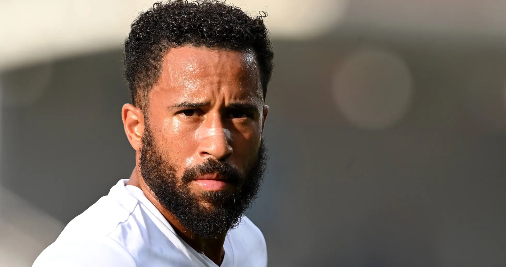Jugador con barba y vendaje en la cara Jugador con barba y vendaje en la cara