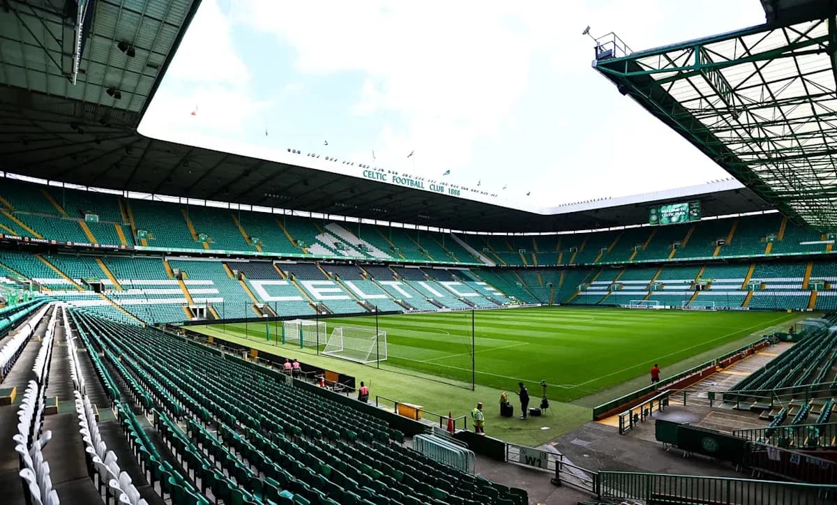 Estadio Celtic Park con gradas vacías y campo verde Estadio Celtic Park con gradas vacías y campo verde