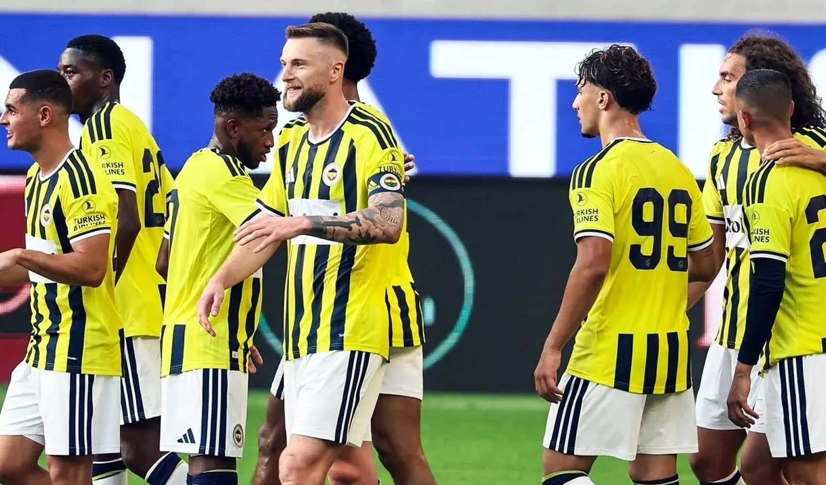 Jugadores de Fenerbahçe celebrando un gol Jugadores de Fenerbahçe celebrando un gol