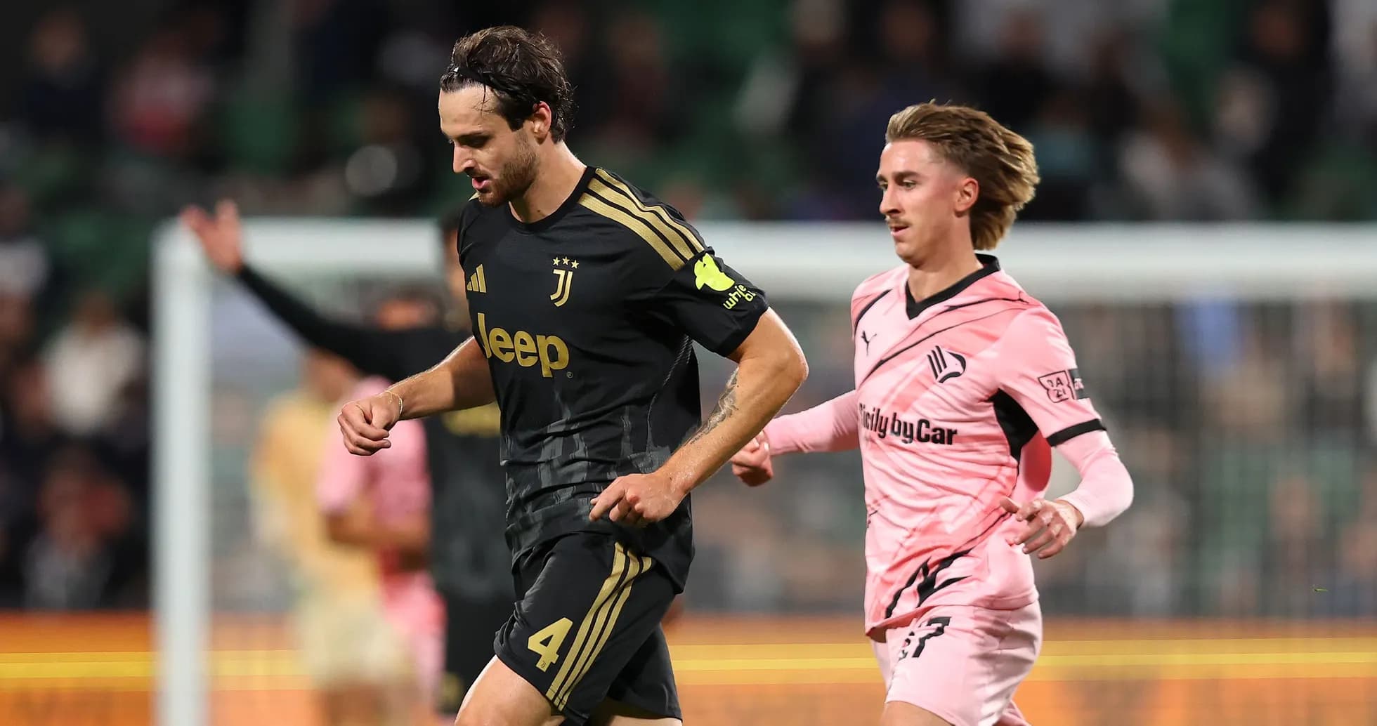 Jugador de Juventus corriendo durante el partido Jugador de Juventus corriendo durante el partido