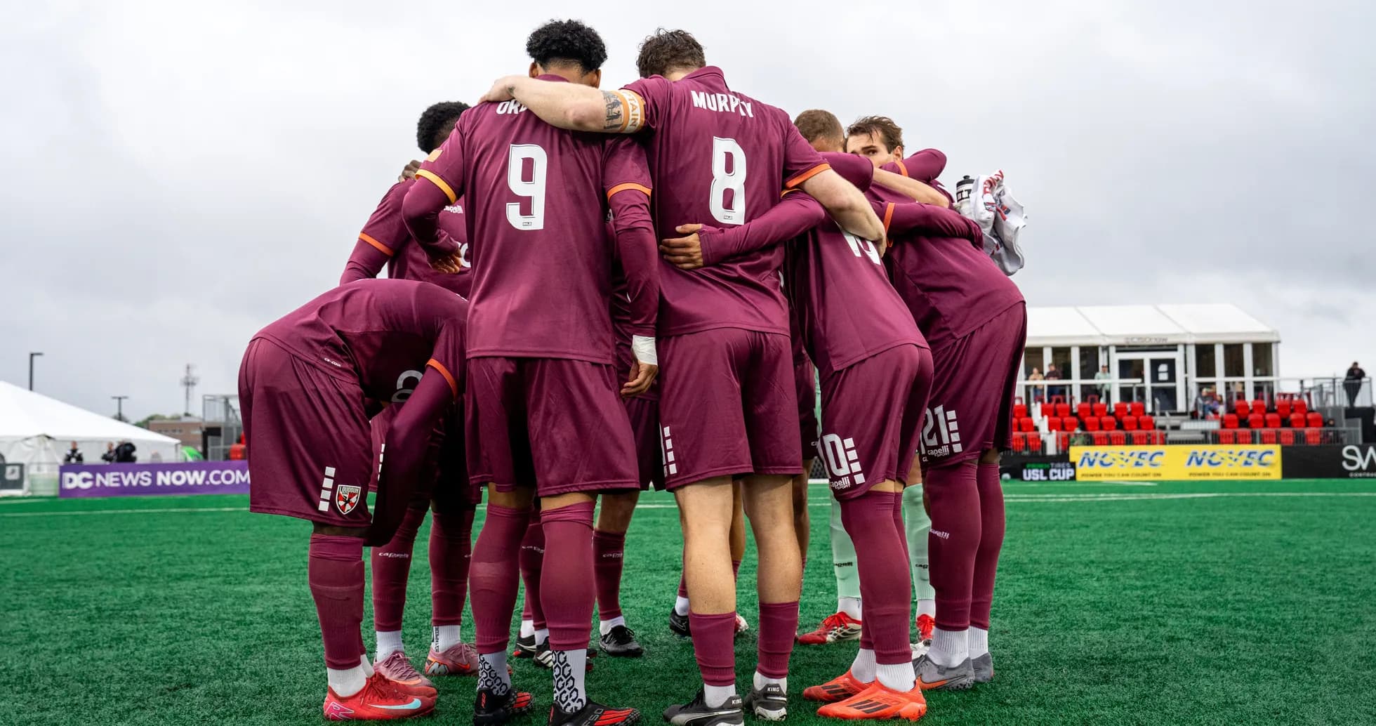 Jugadores de Loudoun United en una reunión previa al partido Jugadores de Loudoun United en una reunión previa al partido