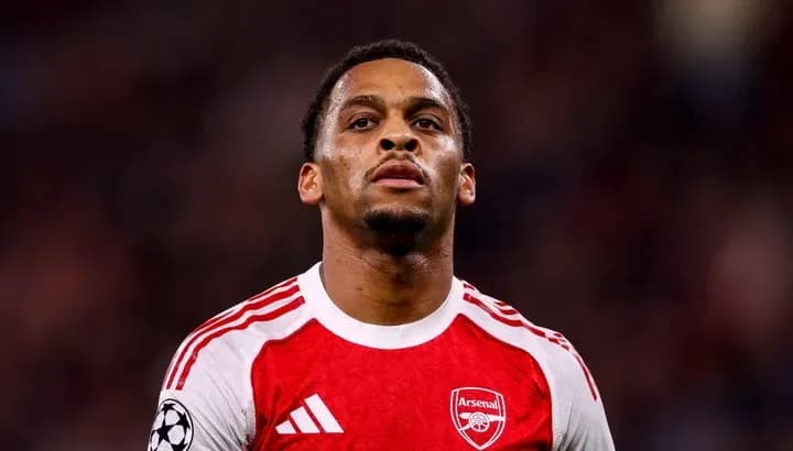 Jugador de Arsenal en acción durante un partido Jugador de Arsenal en acción durante un partido