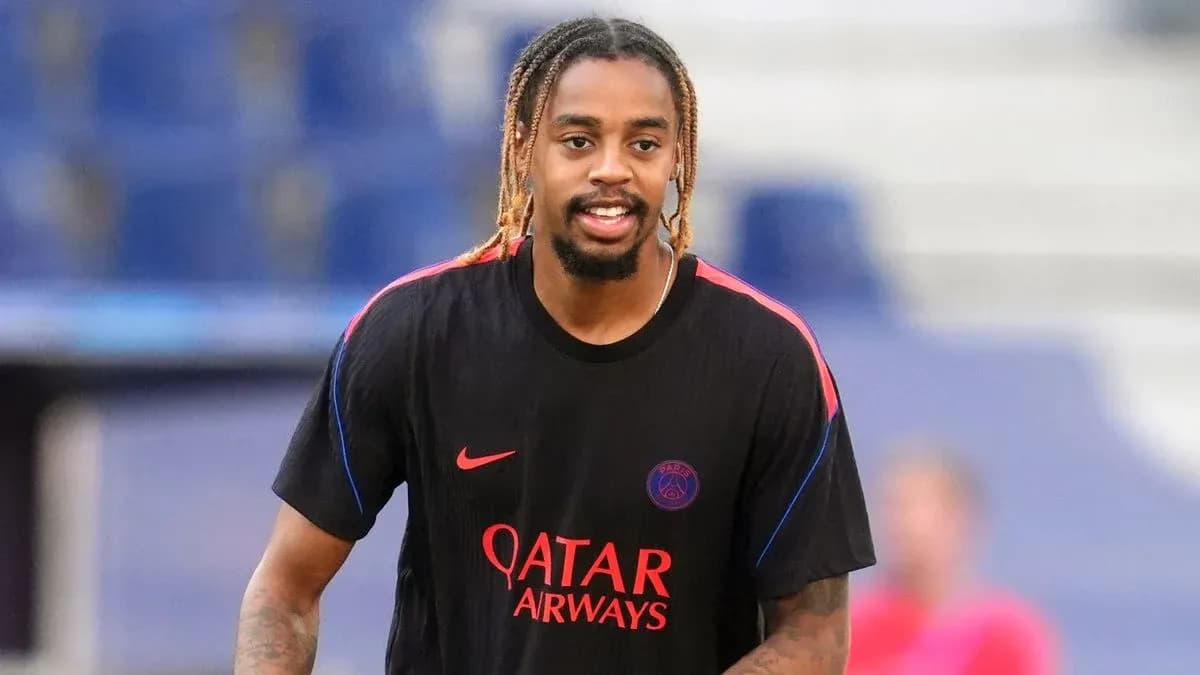 Jugador de PSG entrenando en el campo Jugador de PSG entrenando en el campo