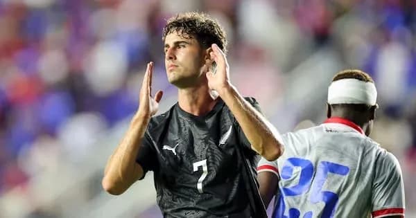 Jugador aplaudiendo durante un partido de fútbol Jugador aplaudiendo durante un partido de fútbol