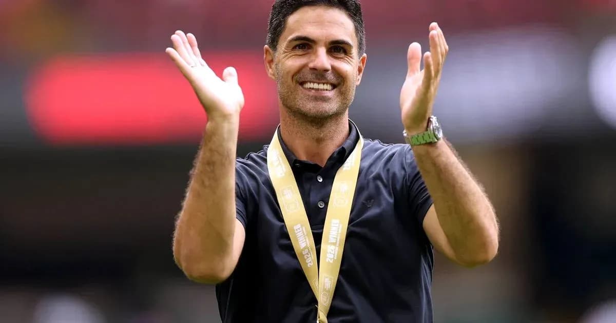 Entrenador aplaudiendo con medalla en el cuello Entrenador aplaudiendo con medalla en el cuello