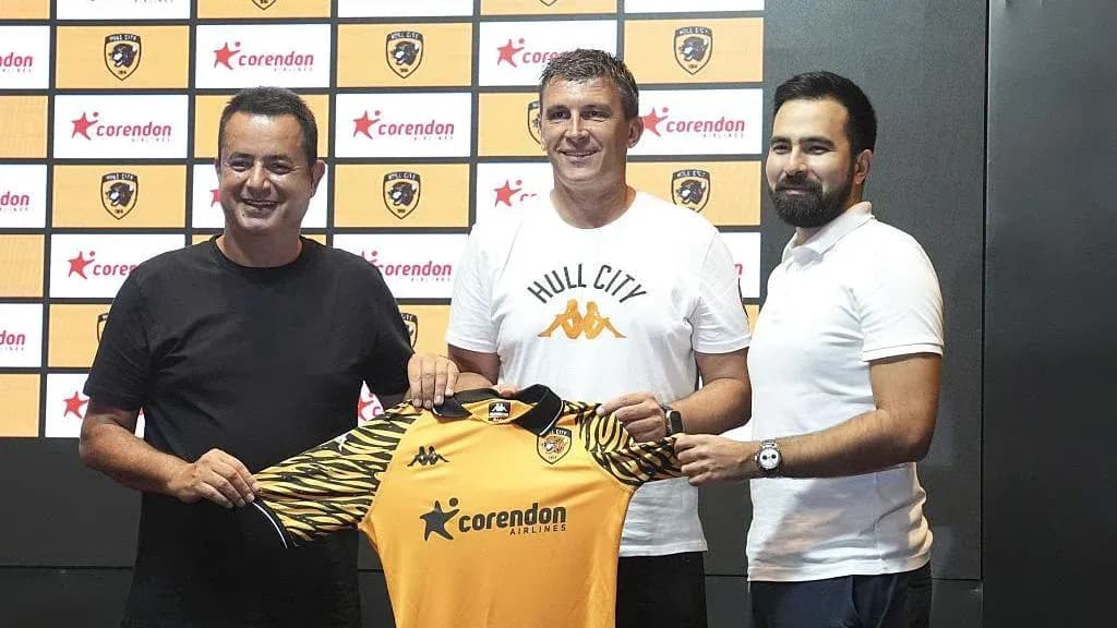 Presentación del nuevo entrenador con camiseta de Hull City Presentación del nuevo entrenador con camiseta de Hull City