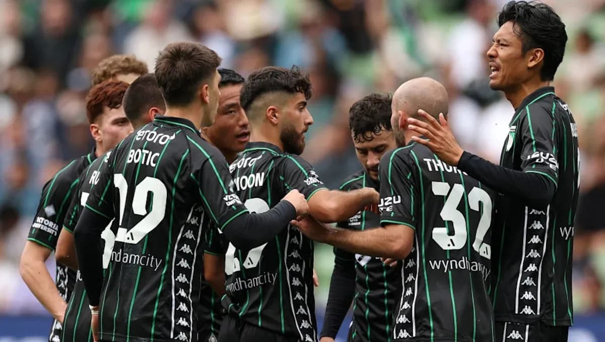 Jugadores del equipo celebrando un gol en el partido Jugadores del equipo celebrando un gol en el partido