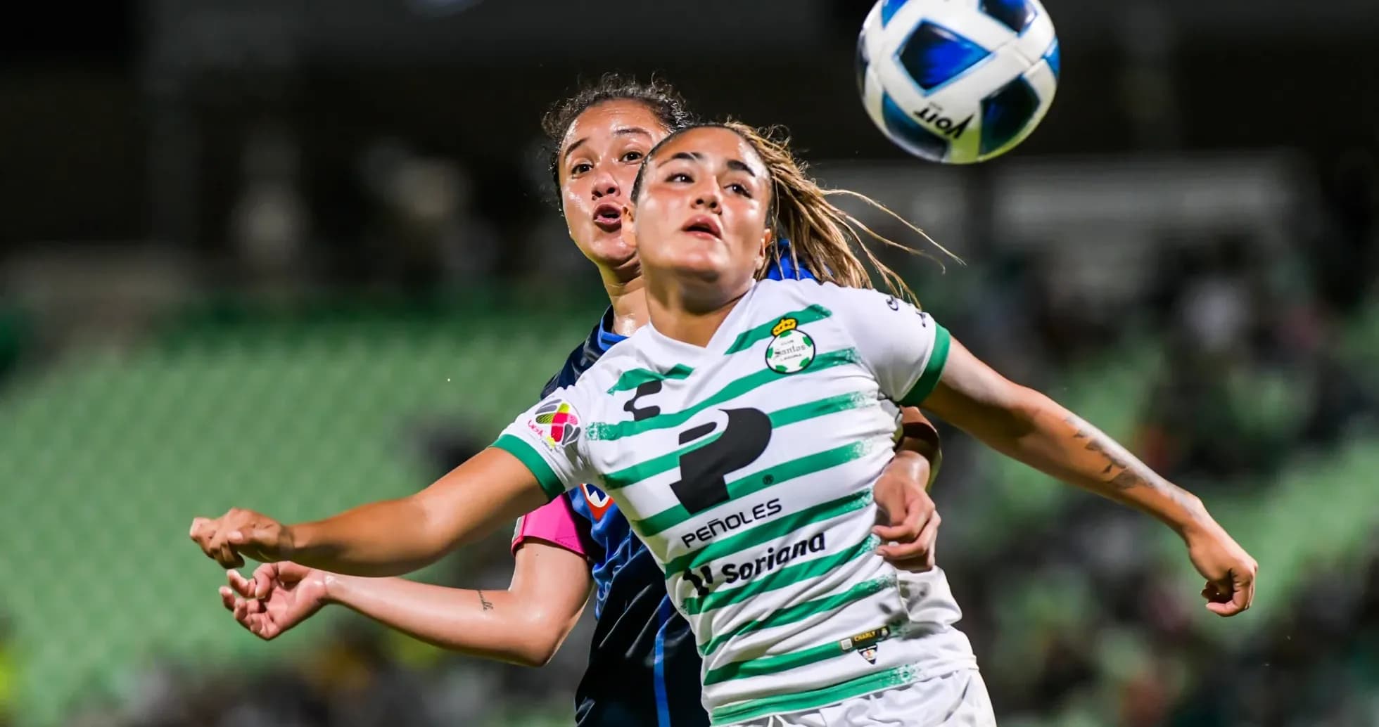 Jugadoras compitiendo por el balón en el partido Jugadoras compitiendo por el balón en el partido