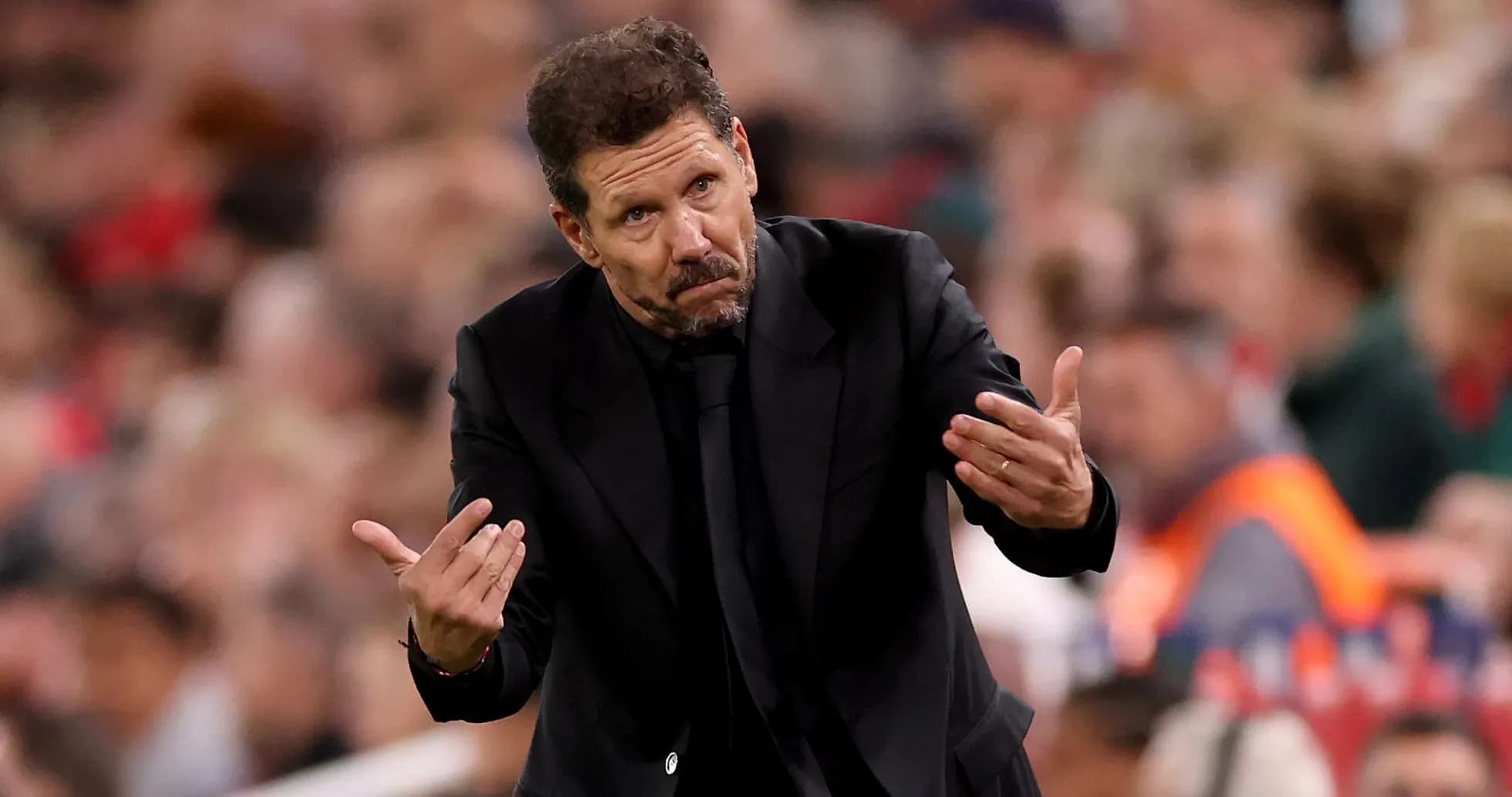 Entrenador gesticulando durante el partido en el banquillo Entrenador gesticulando durante el partido en el banquillo